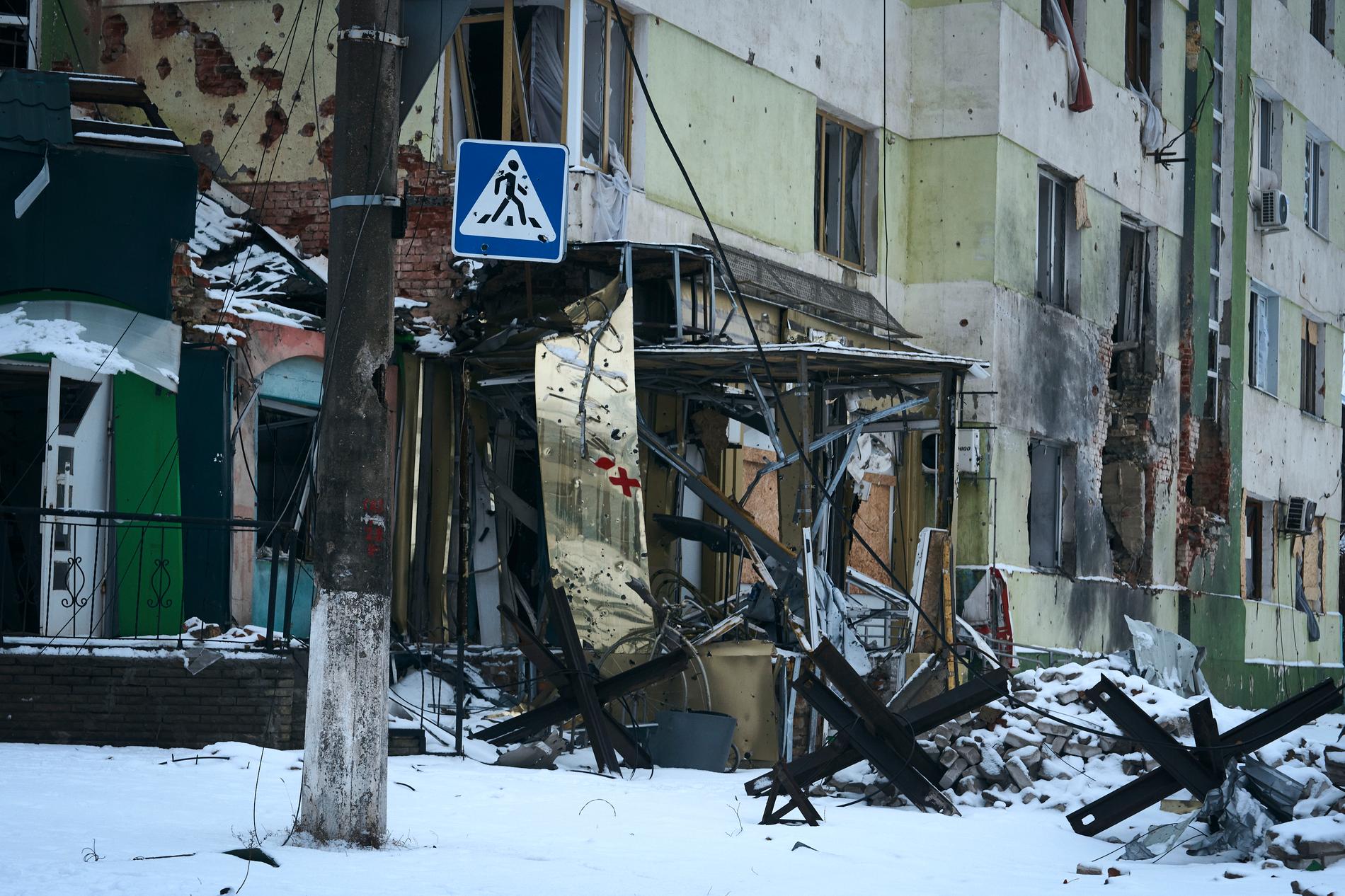 Sönderbombade hus i centrala Bachmut i östra Ukraina