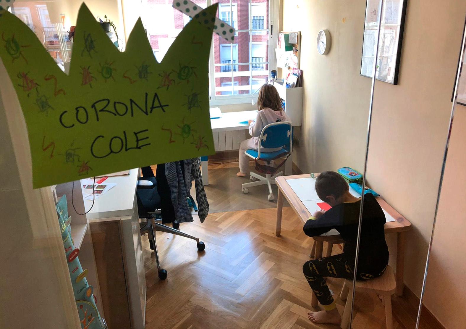 Två barn som sköter skolarbetet i sitt hem i Madrid efter att skolorna stängts med anledning av coronaviruset.