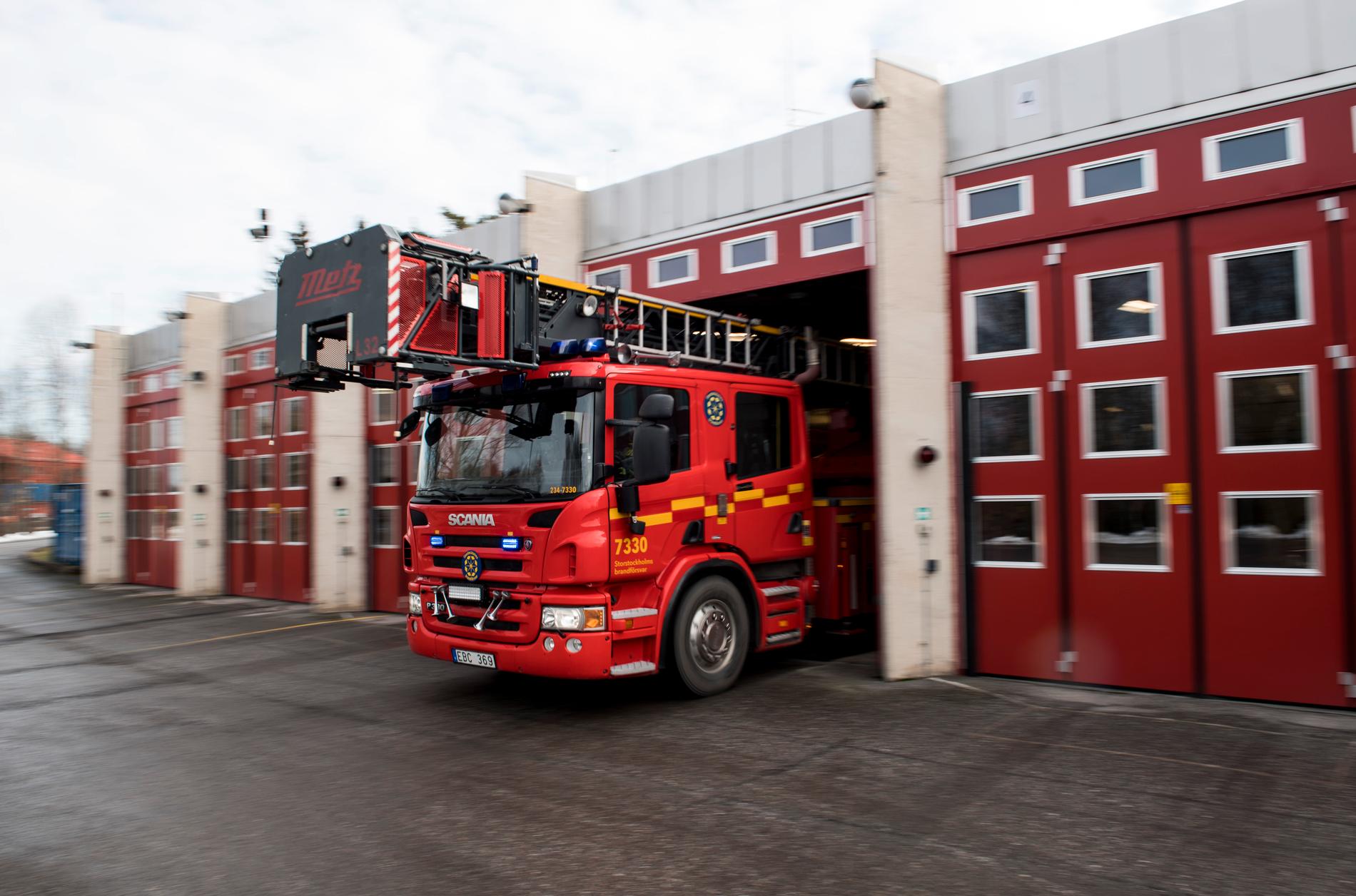 Boende i fyra trappuppgångar fick evakueras vid en brand i Vänersborg. En person fördes till sjukhus med rökskador. Arkivbild.