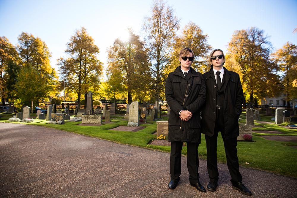 Viktor och Carl Norén, bandmedlemmar i Sugarplum Fairy, på Gidlunds begravning.