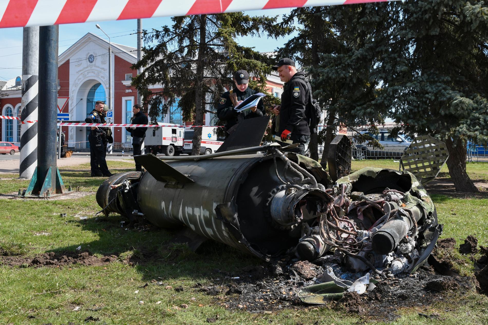 Resterna av en Tochka-U-robot efter attacken tågstationen i Kramatorsk. 