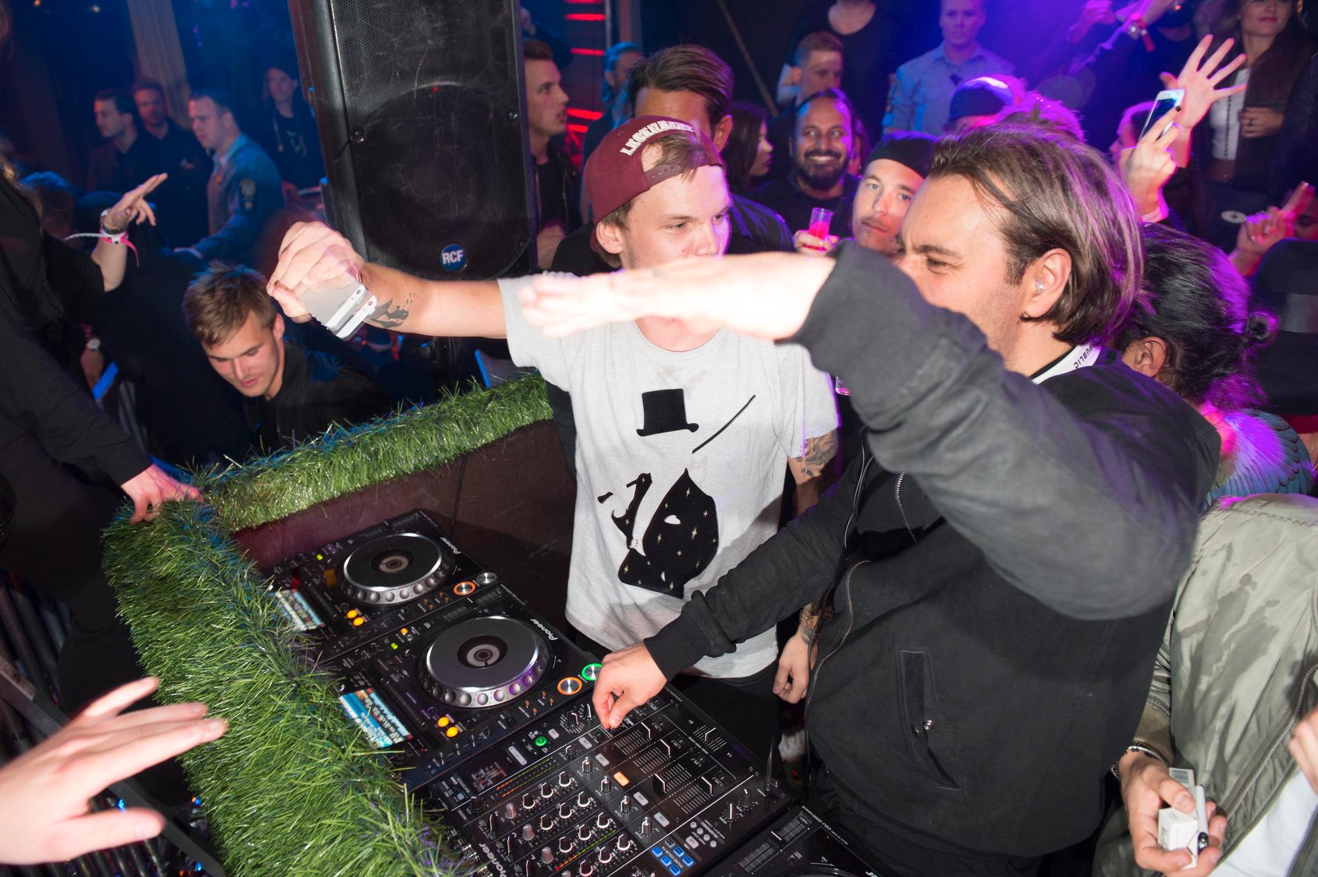 Tim Bergling, ”Avicii” och Sebastian Ingrosso spelar ihop på en nattklubb. 