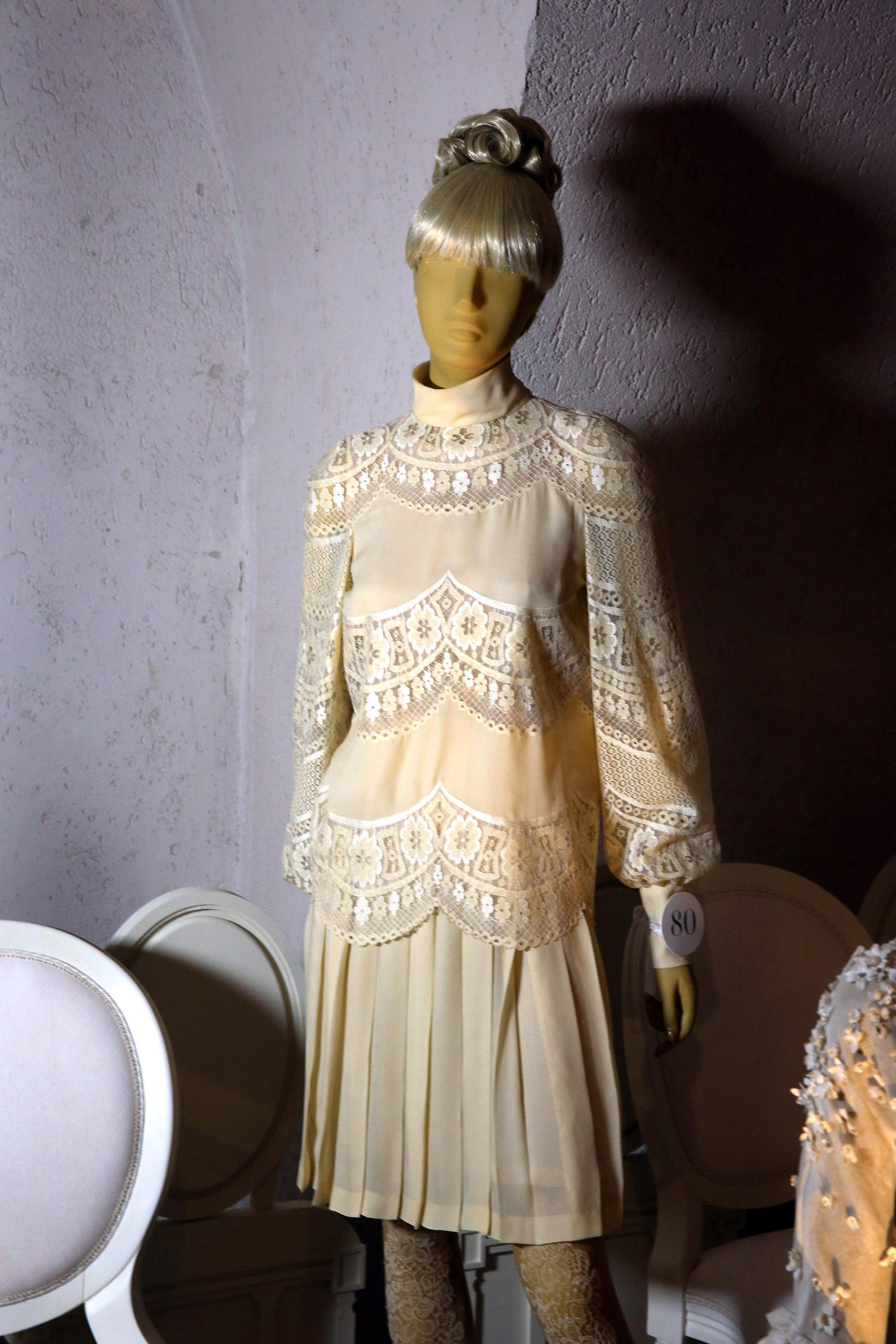 Jackie Onassis brudklänning visades upp på en utställning.