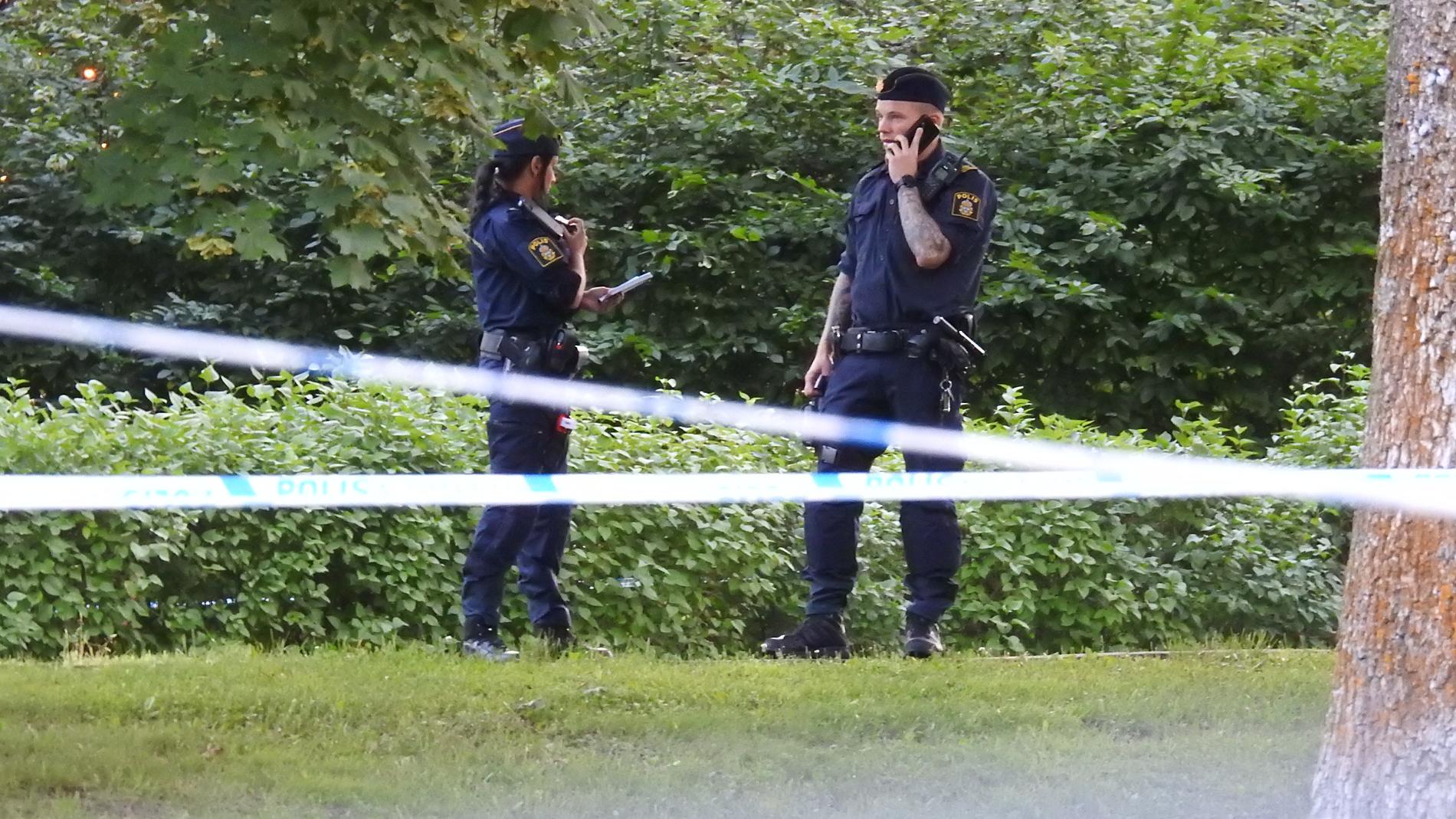 Polisen har spärrat av ett stort områden kring mordplatsen i Örebro. 