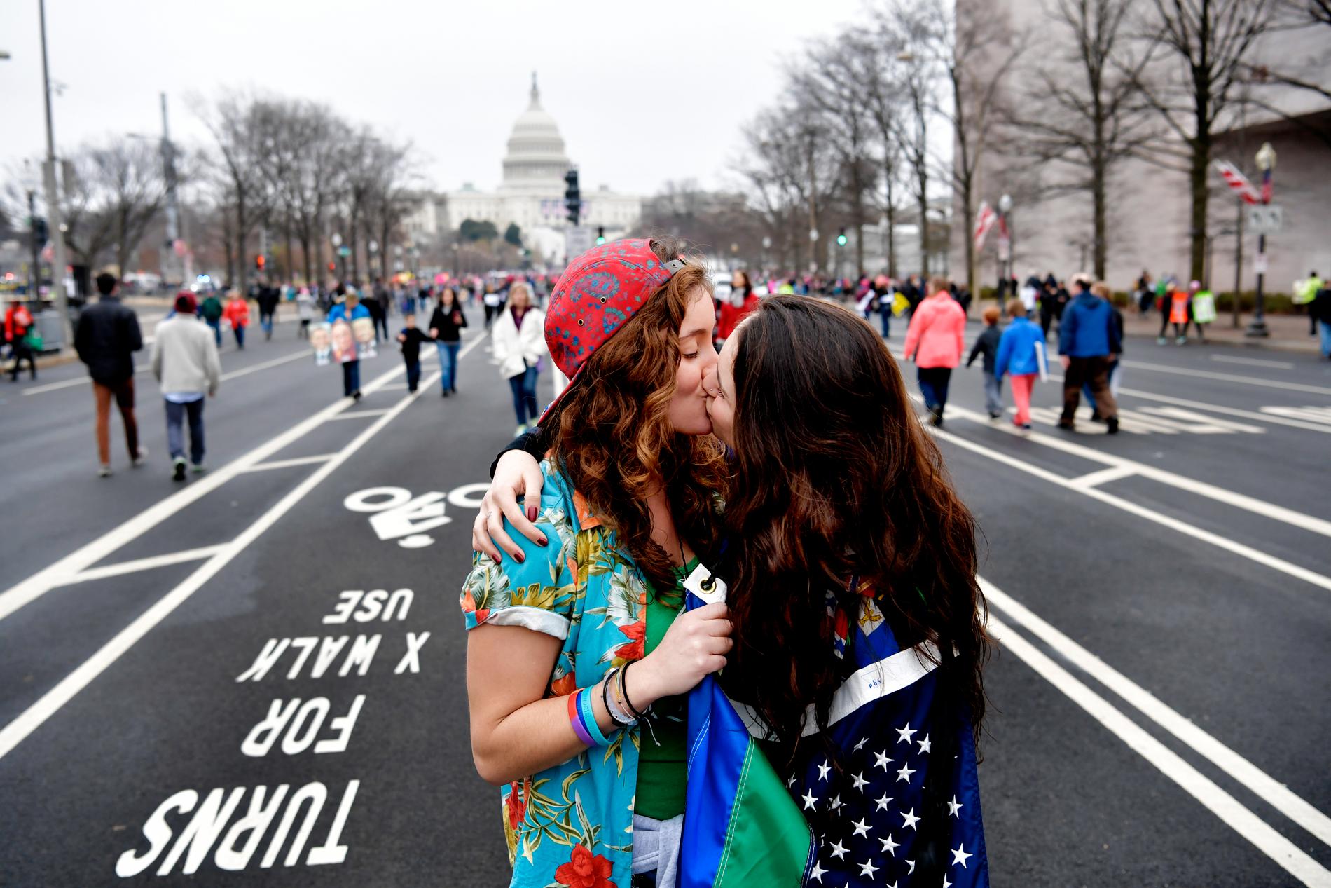 Ett par kysser varandra under marschen.