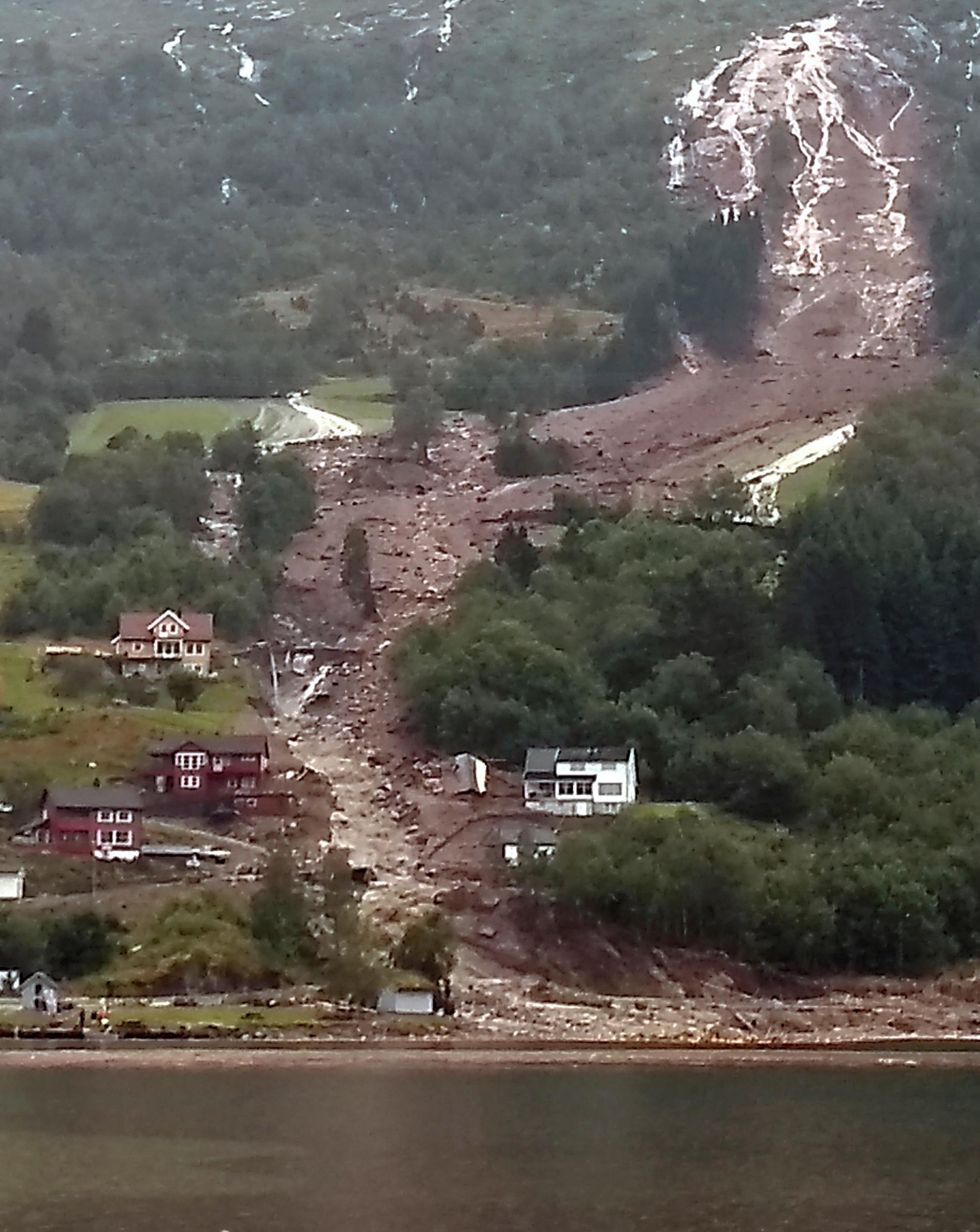 Under tisdagen gick flera jordskred längs väg E39 i Jølster i Sogn og Fjordane i västra Norge. 
