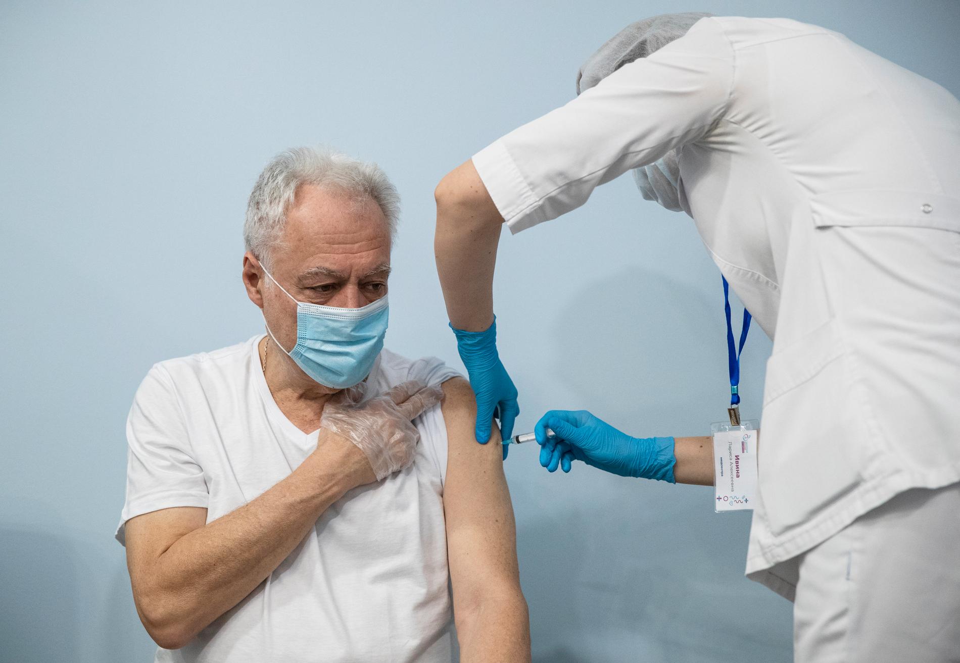 En man vaccineras med det ryska Sputnik-vaccinet på en klinik i Moskva. Arkivfoto.
