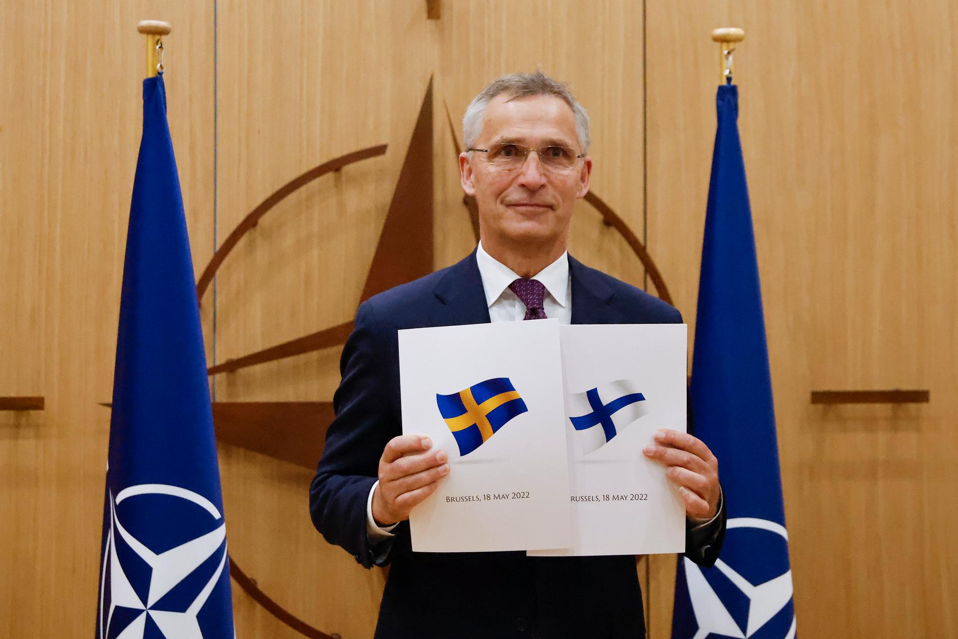 Natos generalsekreterare Jens Stoltenberg håller i Sverige och Finlands ansökningar. 