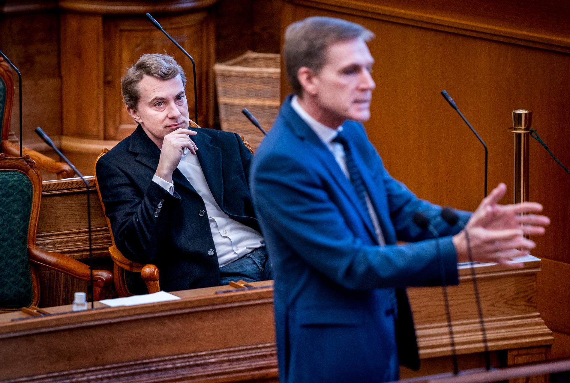 Morten Messerschmidt (till vänster) är favorit till att ta över som partiledare i Dansk Folkeparti efter Kristian Thulesen Dahl, som här ses i förgrunden. Arkivbild.