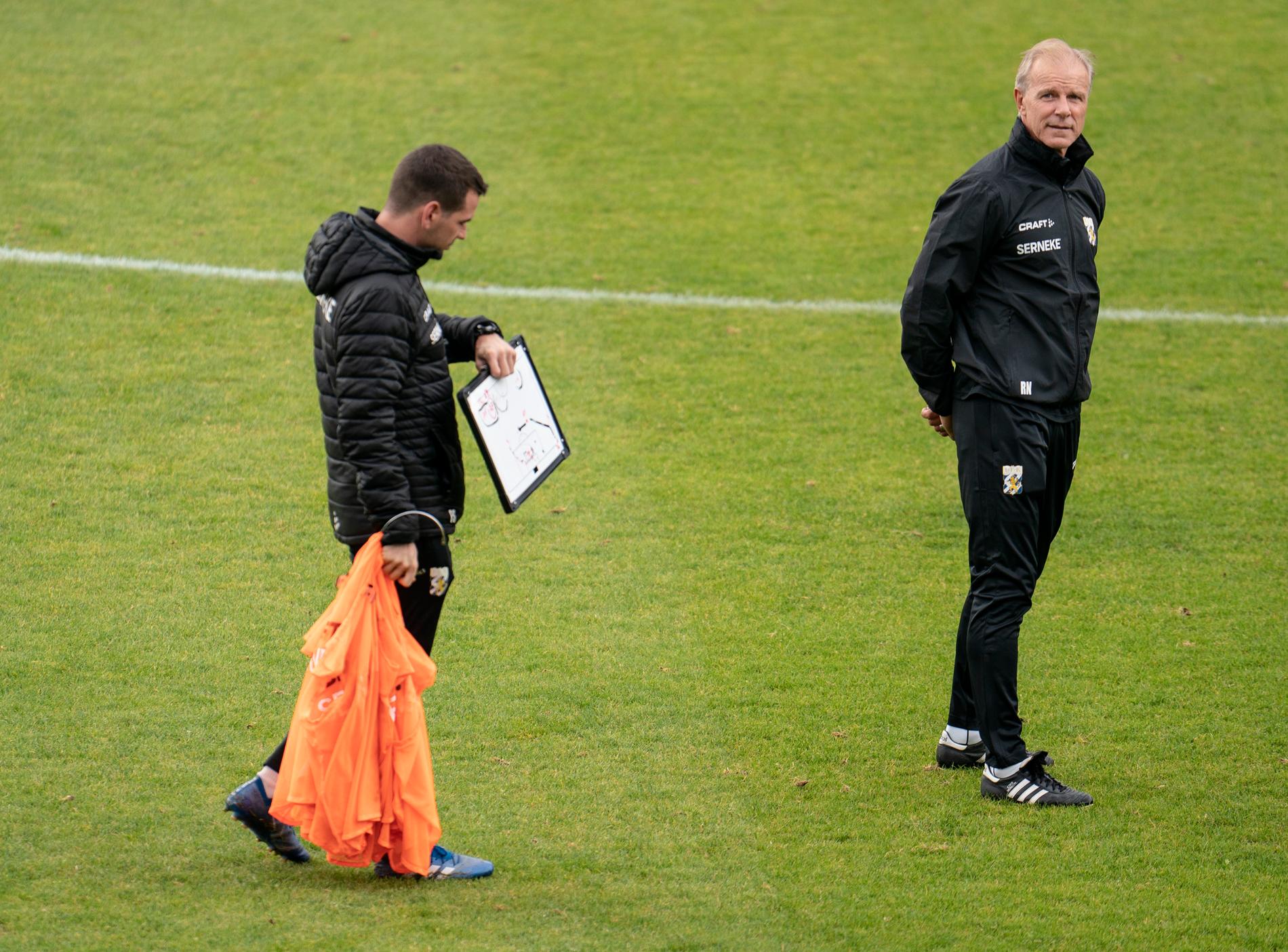 Tränarna Ferran Sibila och Roland Nilsson förbereder sig inför mötet med FC Köpenhamn.