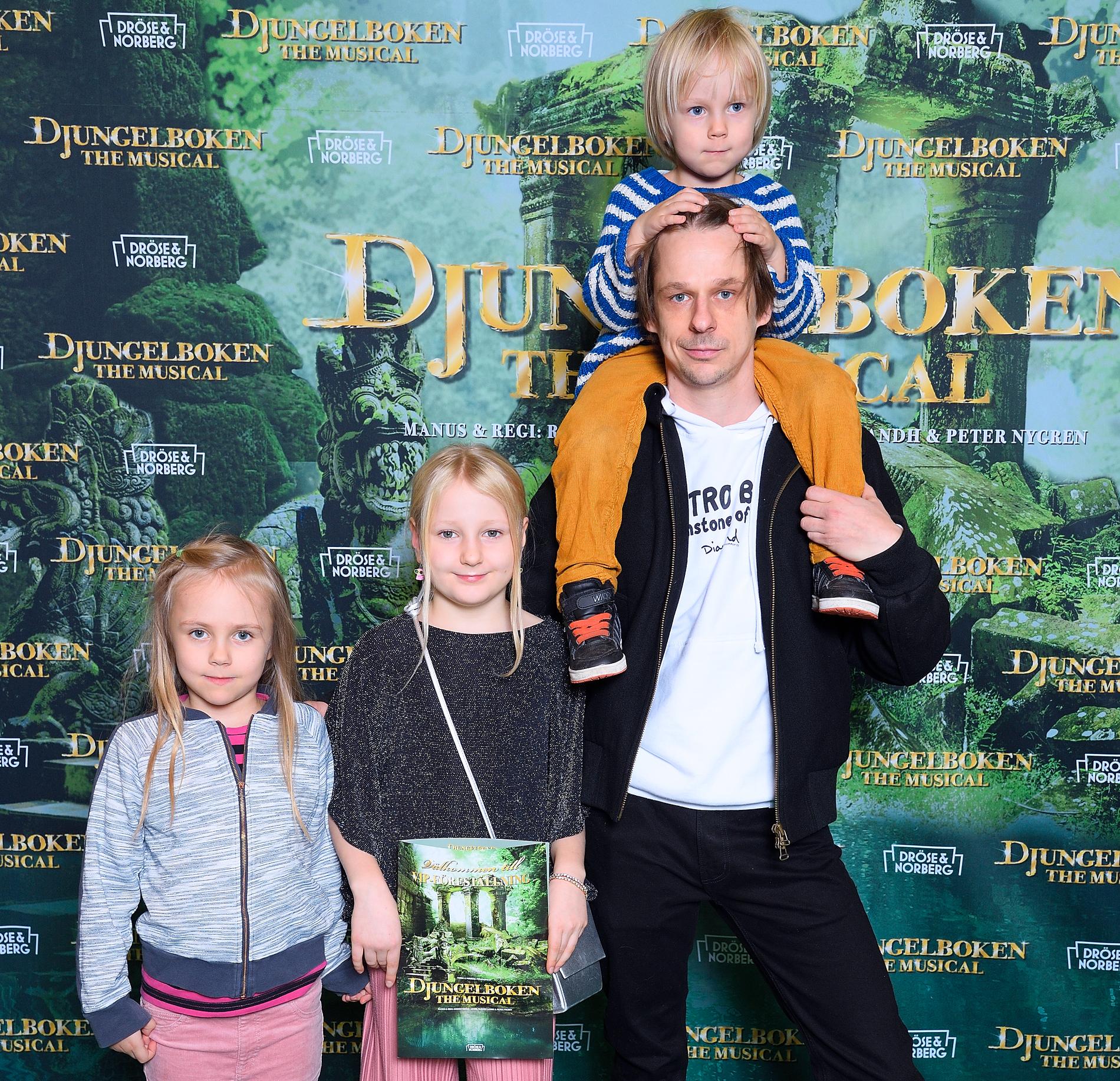 Peter Viitanen med barnen Sami, Elina och Juni på premiär för ”Djungelboken – the musical” 2018.