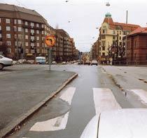Strax efter Kapellplatsen blir Aschebergsgatan utförsbacke brantare. Spårvagnens fart bara ökar och ökar.