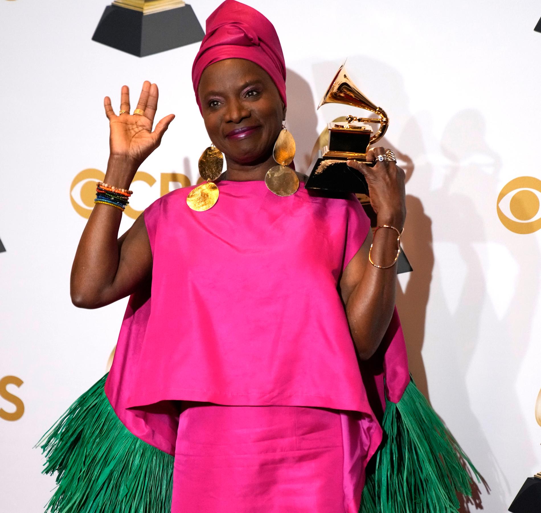Angélique Kidjo med sin Grammy 2022.
