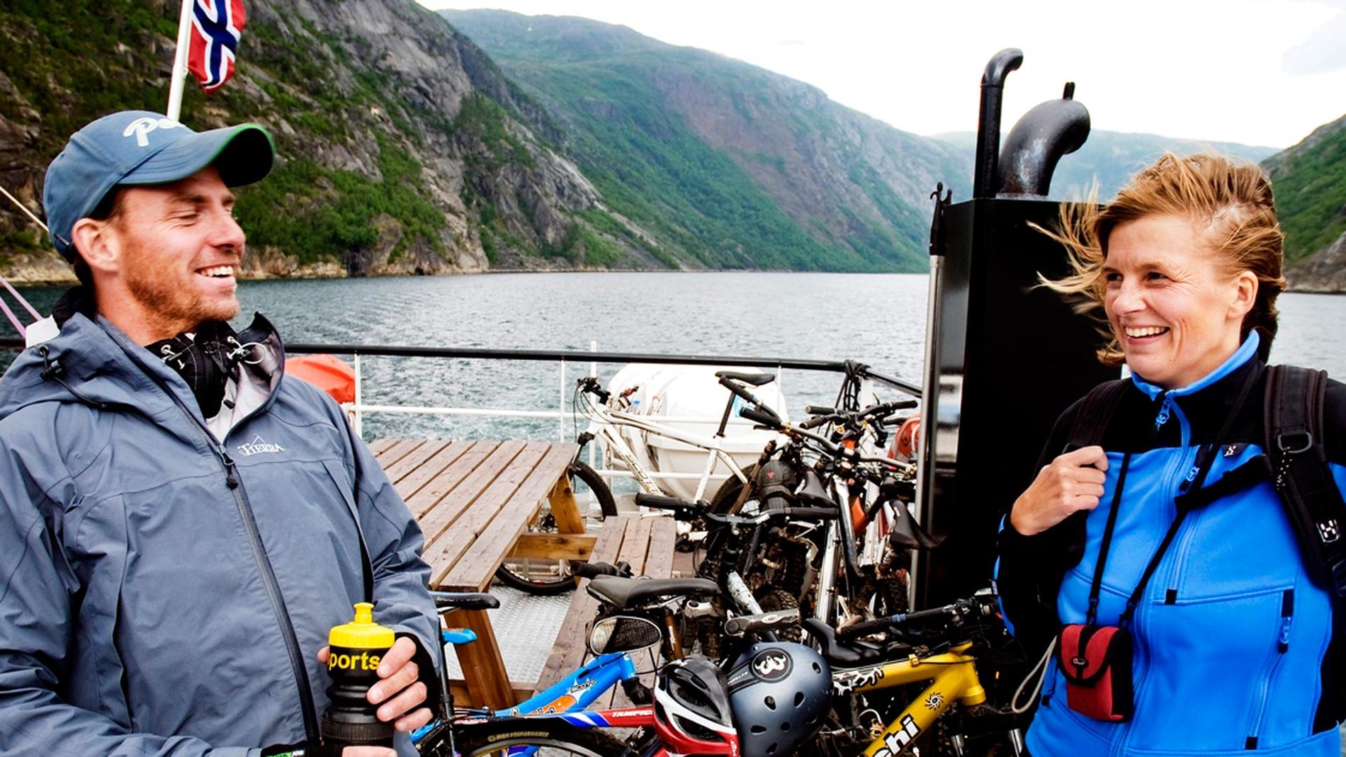 Magnus och Cilla Herling från Linköping kan pusta ut på båten mot Narvik. Deras söner har just gjort fjällcykeldebut och familjen hann precis med sista avgången för veckan.