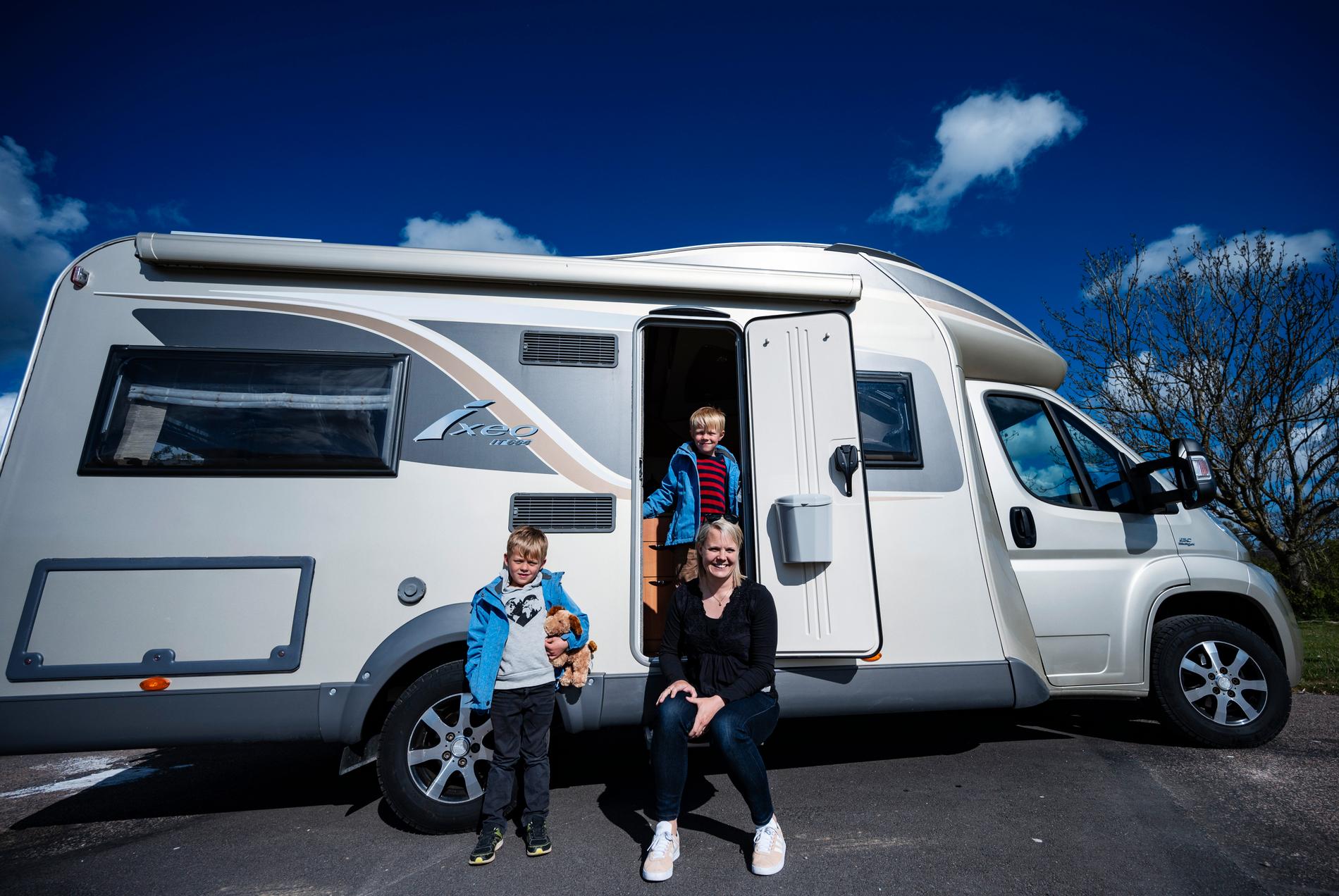 Emma Bauer och sjuåriga tvillingsönerna Ebbe och Vincent utanför familjens nya husbil. "Vi kände att det är ett smidigt sätt att ta sig runt och uppleva Sverige på och ett bra sätt att resa på nu när det är osäkert hur man kan göra i framtiden", säger Emma Bauer.