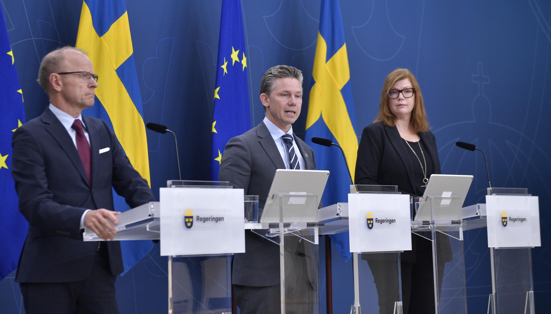 Här står försvarsminister Pål Jonson (M) mitt emellan Mikael Oscarsson (KD) och Anna Starbrink (L). 