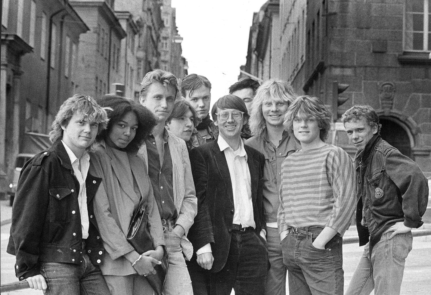 Staffan Hildebrand omringad av Tommy Ekman, Gigi Hamilton, Dan Sundquist, Sebastian Håkansson, Eddie Sjöberg, Staffan, Olle Ljungström, Christer Sandelin, Niclas Wahlgren och Peter Korhonen 1982.