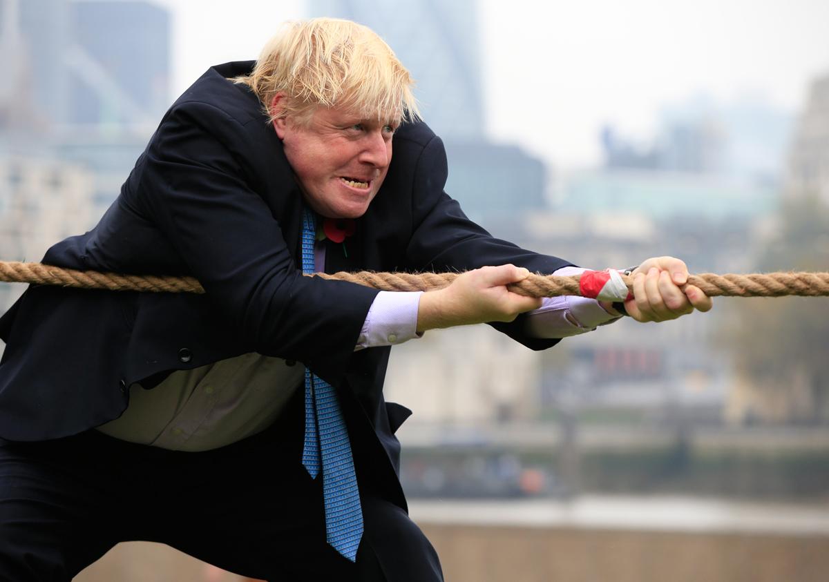 Boris Johnson ger sig in i dragkampen om Camerons jobb.