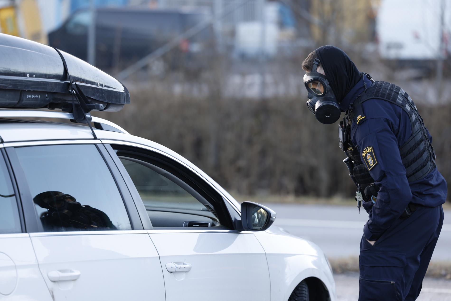 Polis och räddningstjänst larmades till Säkerhetspolisens högkvarter i Solna på grund av en konstig doft i lokalerna.