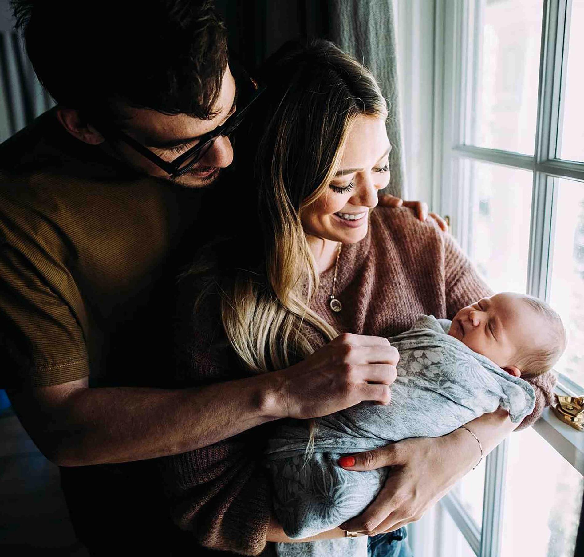 Hilary Duff med barn och sin man Matthew Koma.