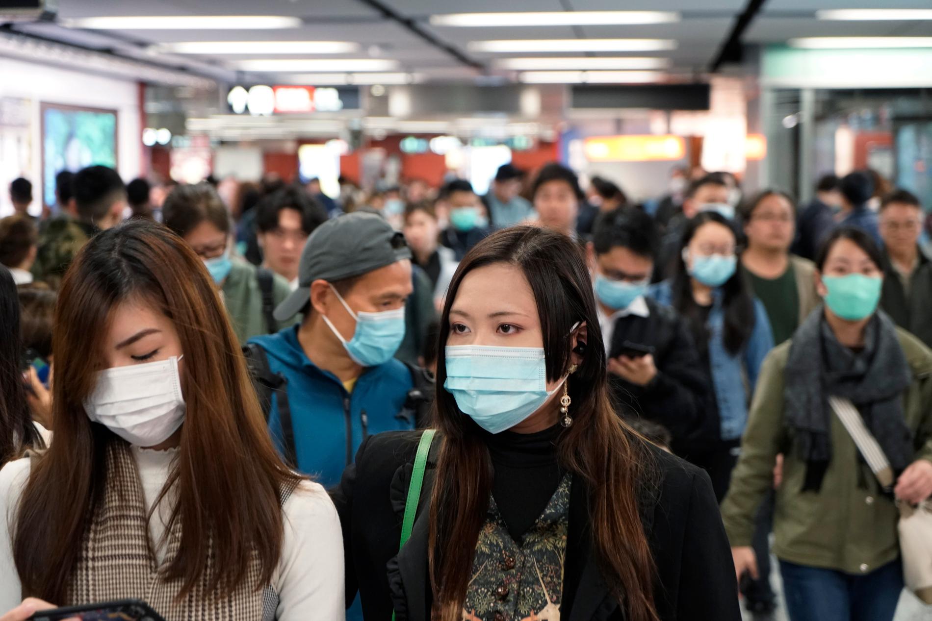 Resenärer på en tågstation i Hongkong bär munskydd för att skydda sig mot utbrottet av det nya coronaviruset.