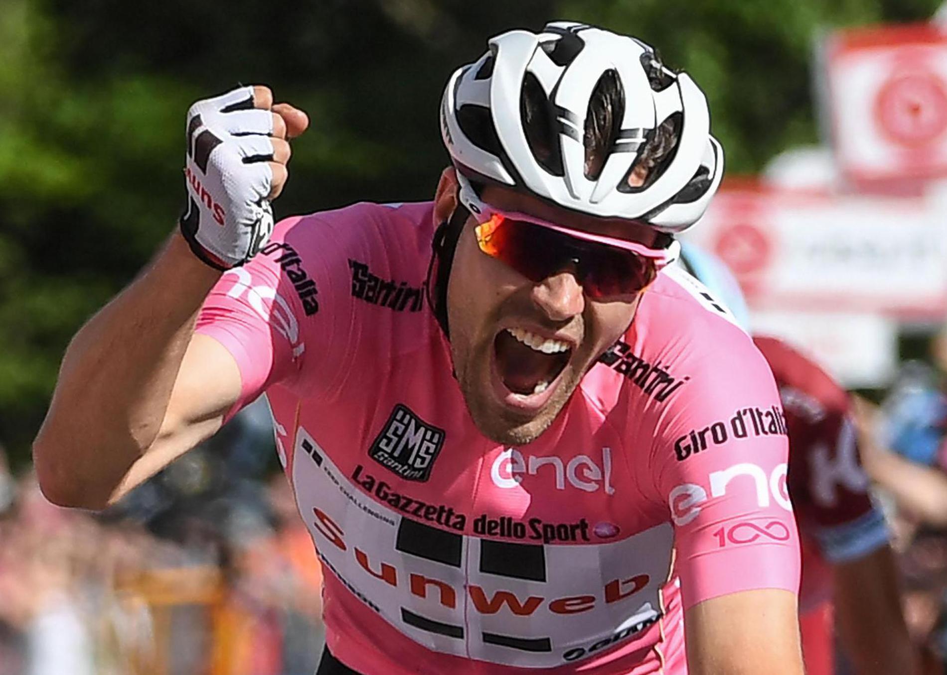 Tom Dumoulin knyter näven när han korsar mållinjen först i den 14:e etappen av Giro d'Italia.