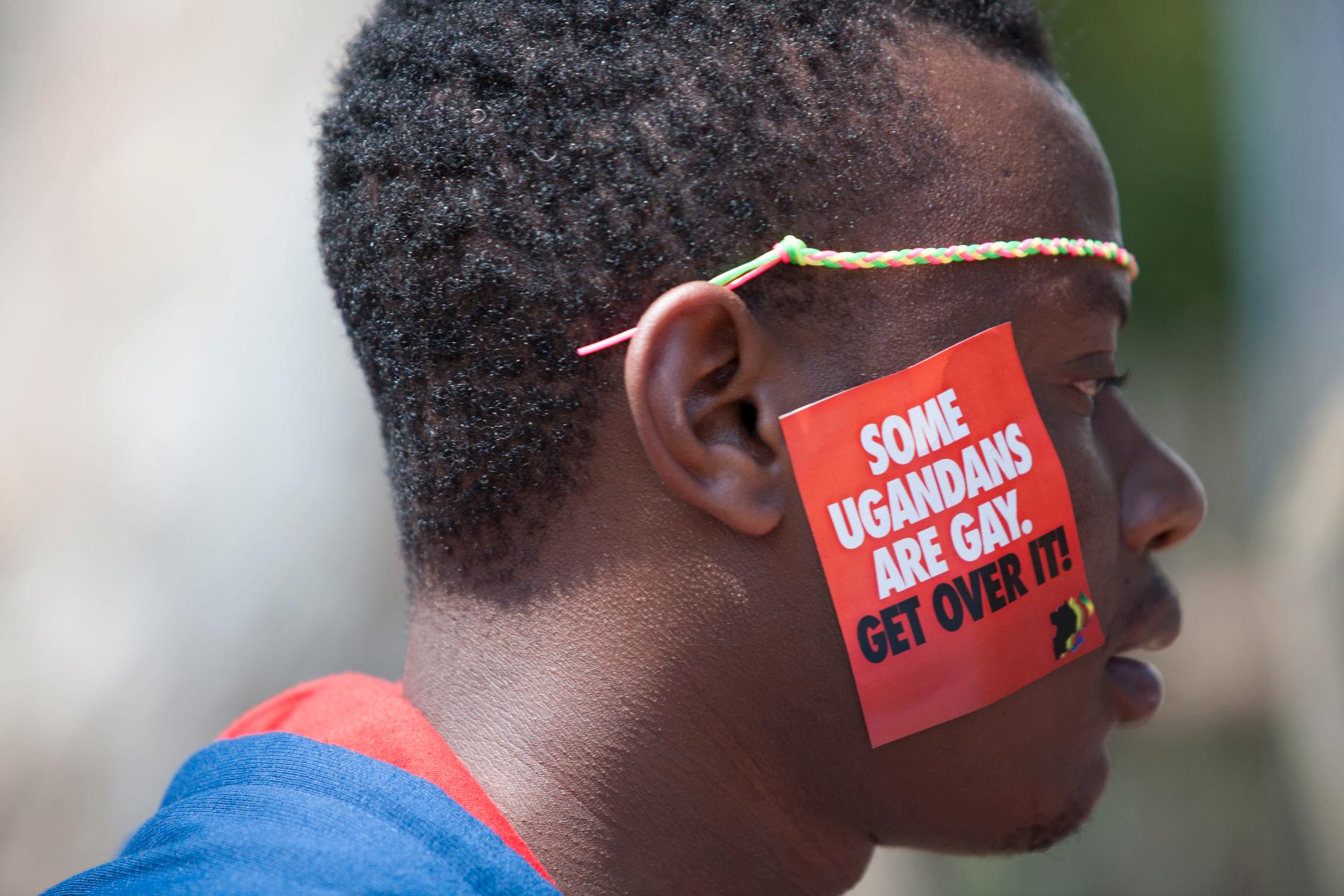 En man i Uganda deltar i en pridefestival i staden Entebbe. Lagarna kring homosexualitet blir allt strängare i landet, liksom i flera andra afrikanska länder. Arkivbild.