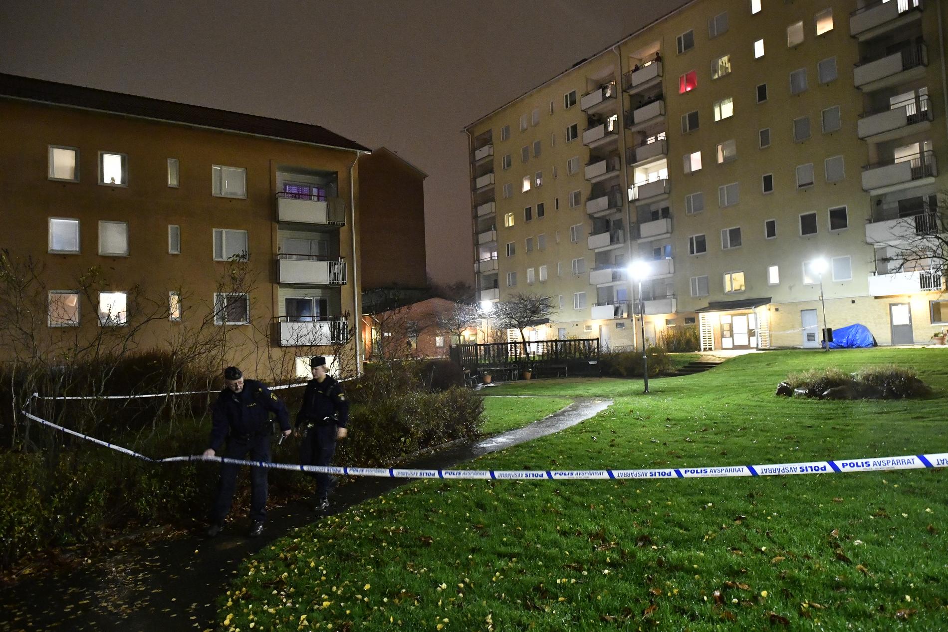 En man sköts till döds på en innergård i Biskopsgården i Göteborg i november.