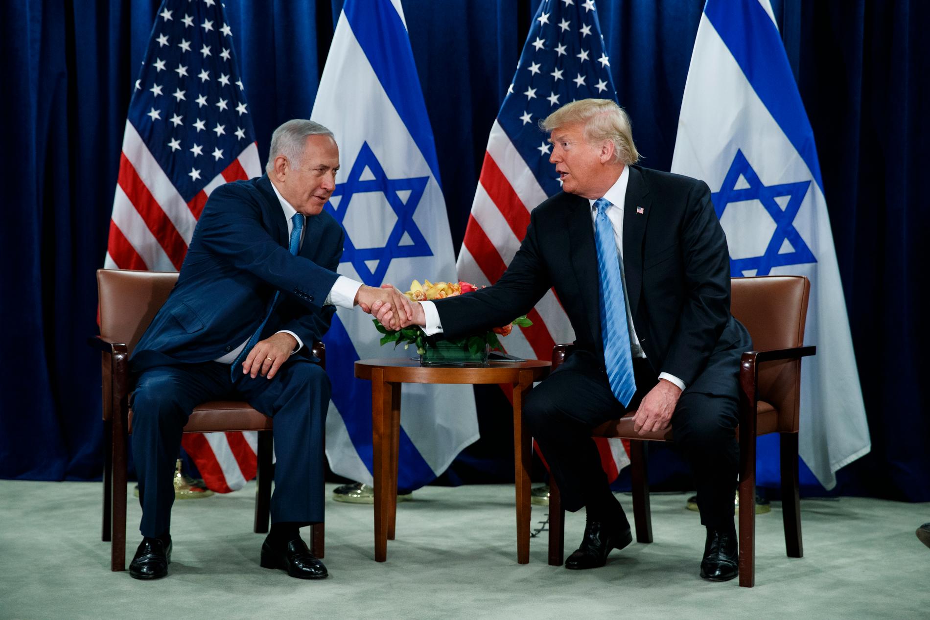 USA:s president Donald Trump och Israels premiärminister Benjamin Netanyahu skakar hand vid ett möte i FN:s generalförsamling. Arkivbild.
