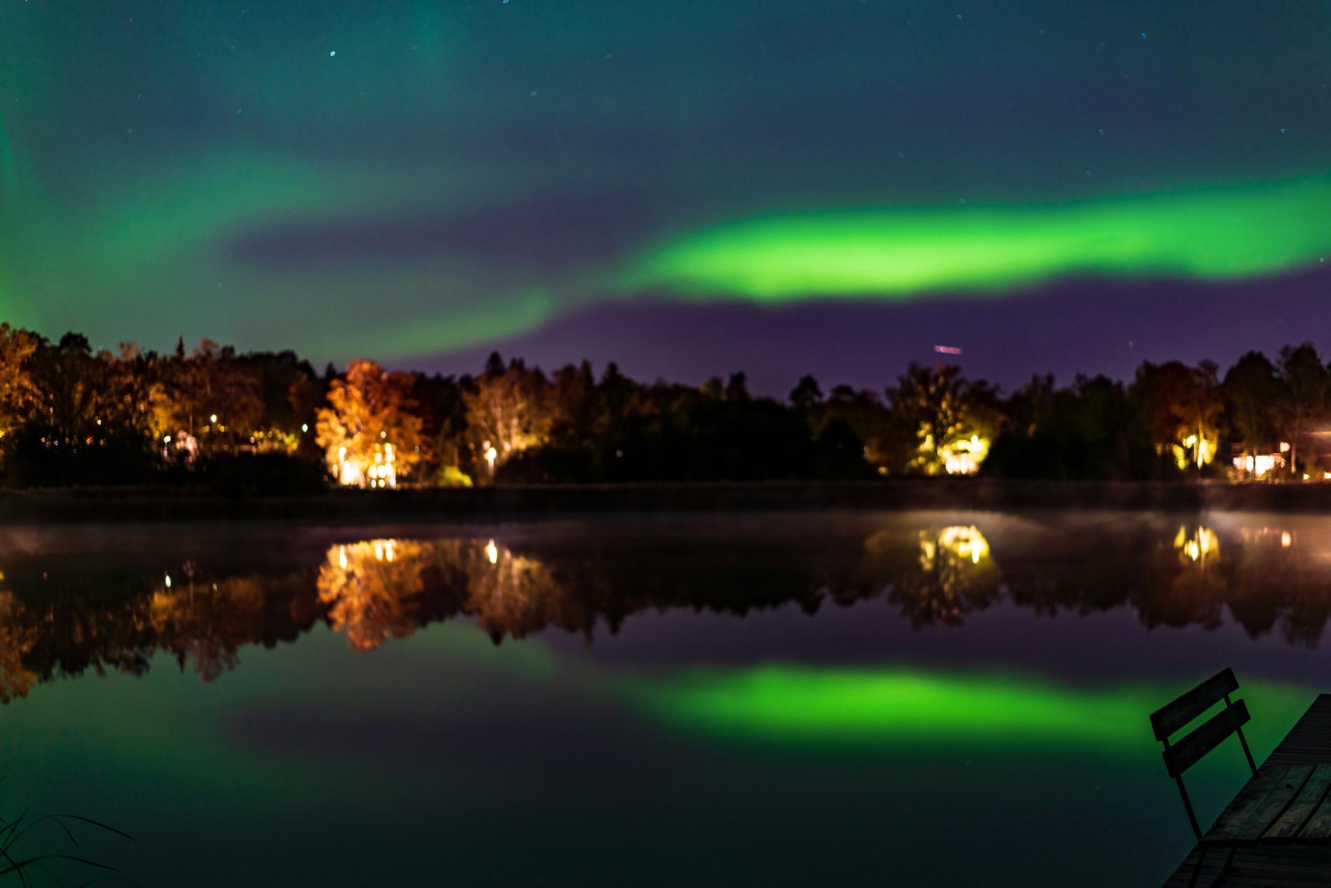 Aurora borealis över Danderyd, Ösbysjön. Fotograferat av Zoltan Kurhejja.