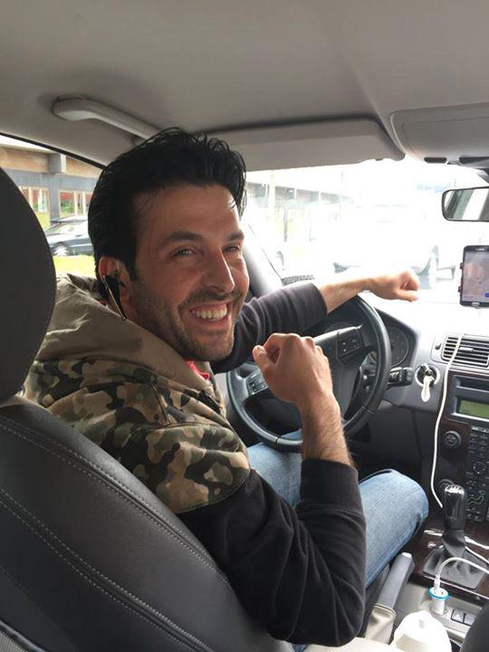 Petra tog en bild på Yasir i taxibilen och lade ut ett anrop om jobb på Facebook. Foto: PRIVAT