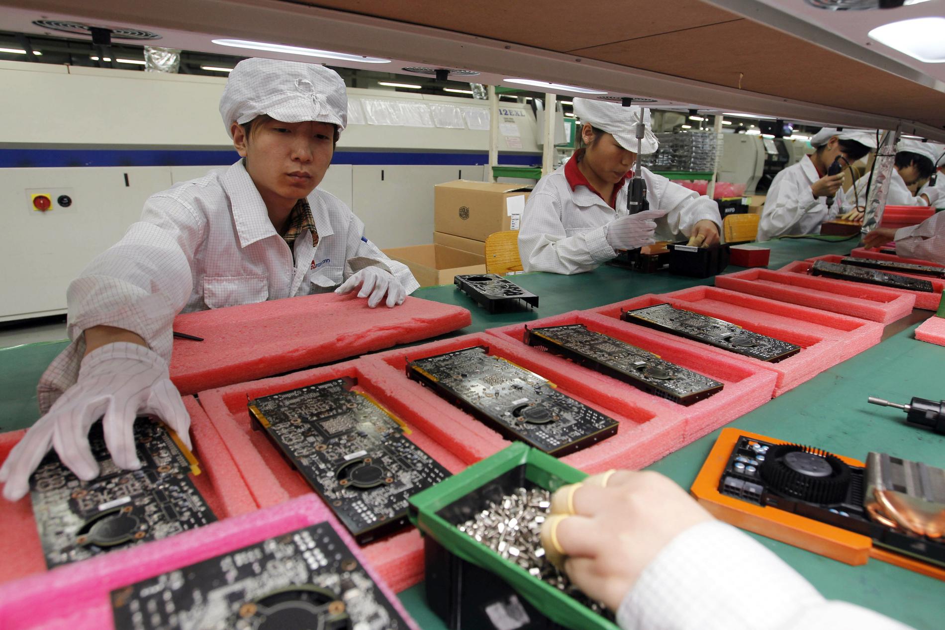 Anställda i en Iphone-fabrik i Shenzhen i sydöstra Kina. Arkivbild.