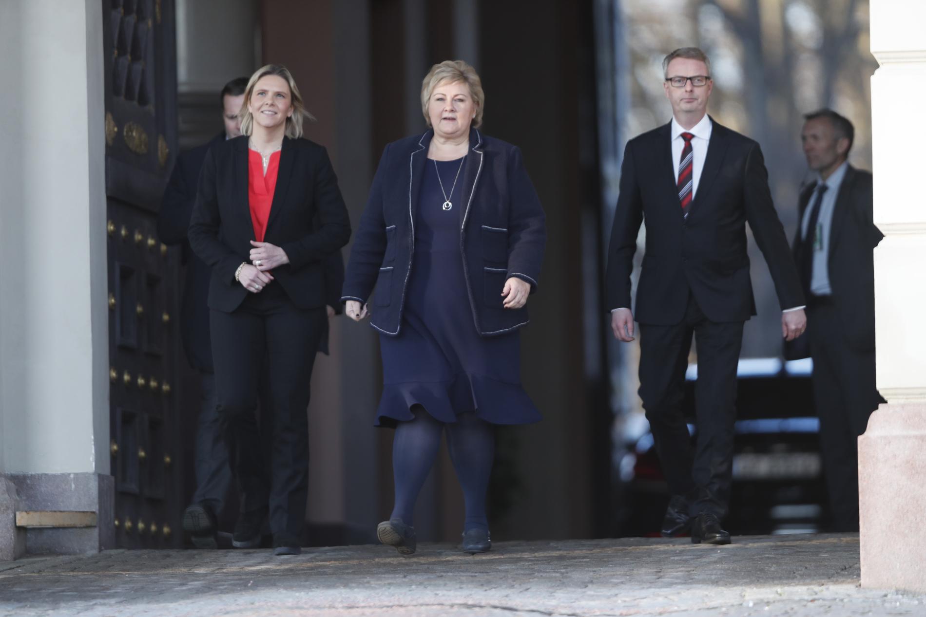 Statsminister Erna Solberg kommer ut på Slottsplassen tillsammans med Sylvi Listhaug och Terje Søviknes som får nya poster i regeringen.