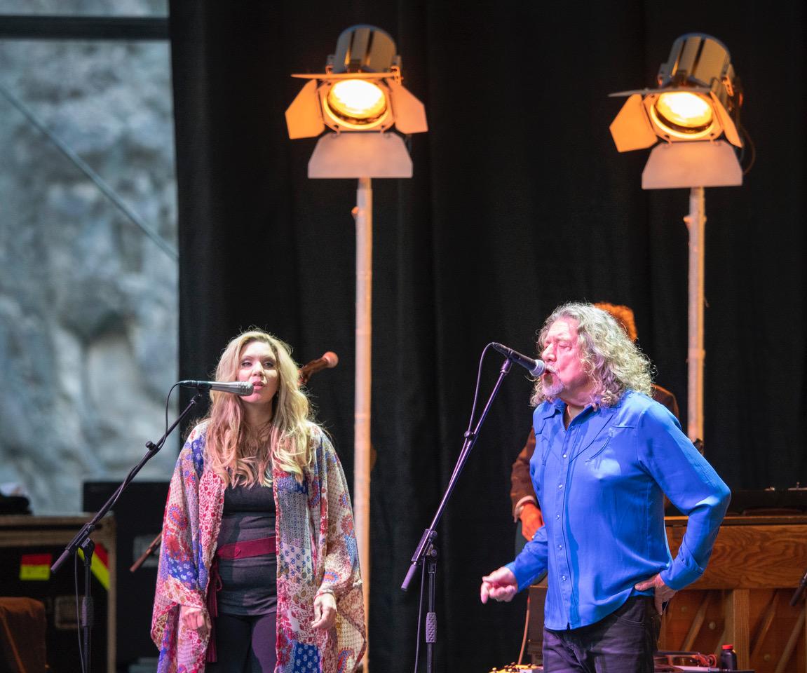 En raritet i Dalhalla. Alison Krauss och Robert Plant har inte spelat tillsammans i Sverige på 14 år. 