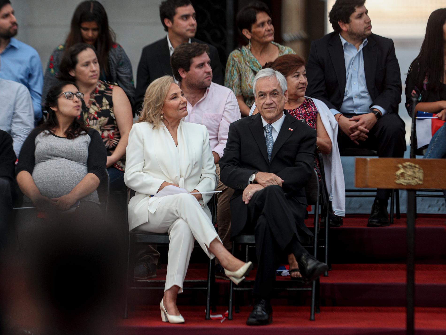 Chiles president Sebastián Piñera med frun Cecilia Morel inför en ceremoni vid presidentpalatset La Moneda i Santiago den 11 mars då han firade två år som president.