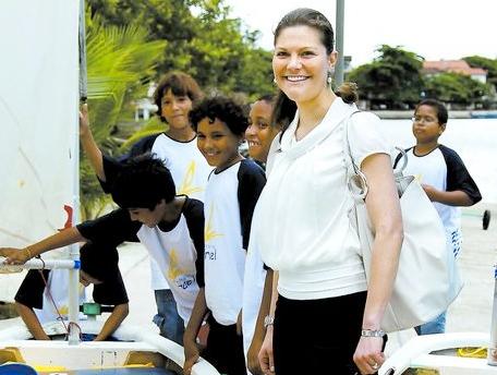 Brasilien Kronprinsessan Victoria besökte ”Projeto Grael” – en skola där utsatta barn får lära sig segla och bygga båtar.