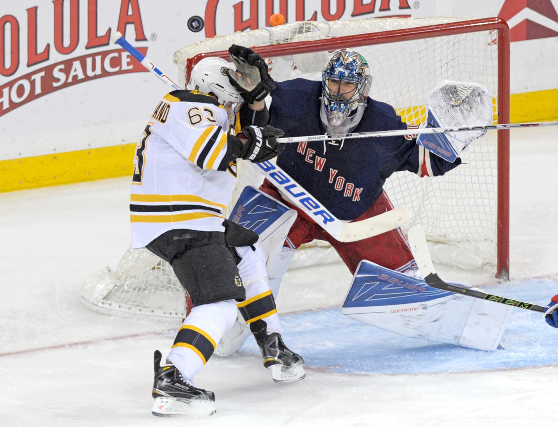 Henrik Lundqvist i Rangers-målet hade massor att göra i mötte med Boston.