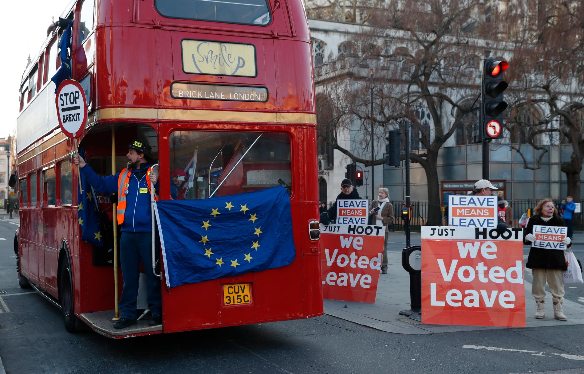 Stanna eller gå? För eller emot? Brexitanhängare och brexitmotståndare fortsätter att demonstrera nära parlamentet i London.