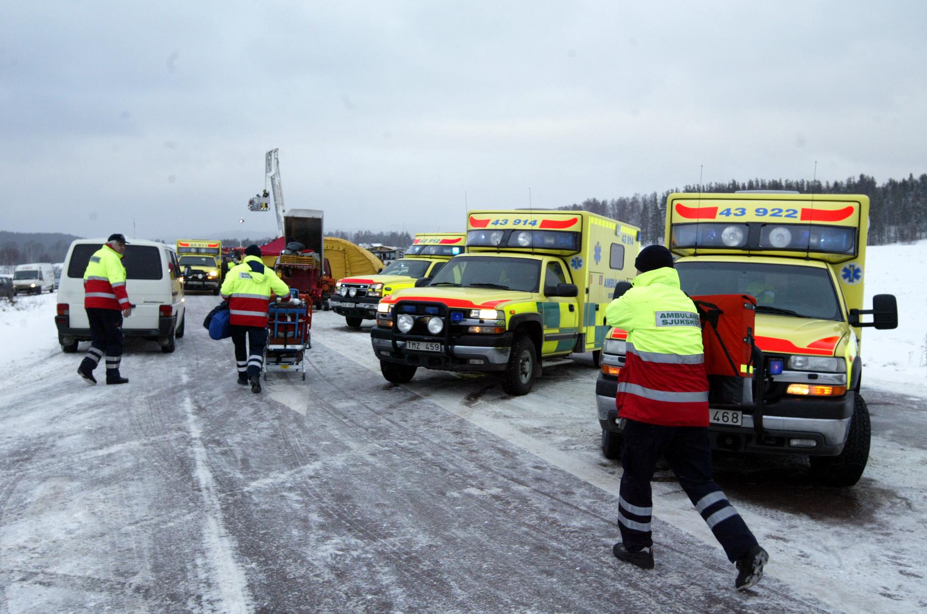 AMBULANS PÅ PLATS EFTER 2O SEKUNDER. Alla lediga ambulanser i hela Dalarna dirigerades om till busskraschen i Gagnef. Den första som hann fram var en sjuktransport som befann sig bara ett stenkast bort.