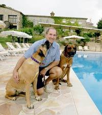 Bill Mudyman äger Château de Berne. Hans hundar Prost och Tootise påstås ha nos för rosévin.Foto: Åke EricsoN