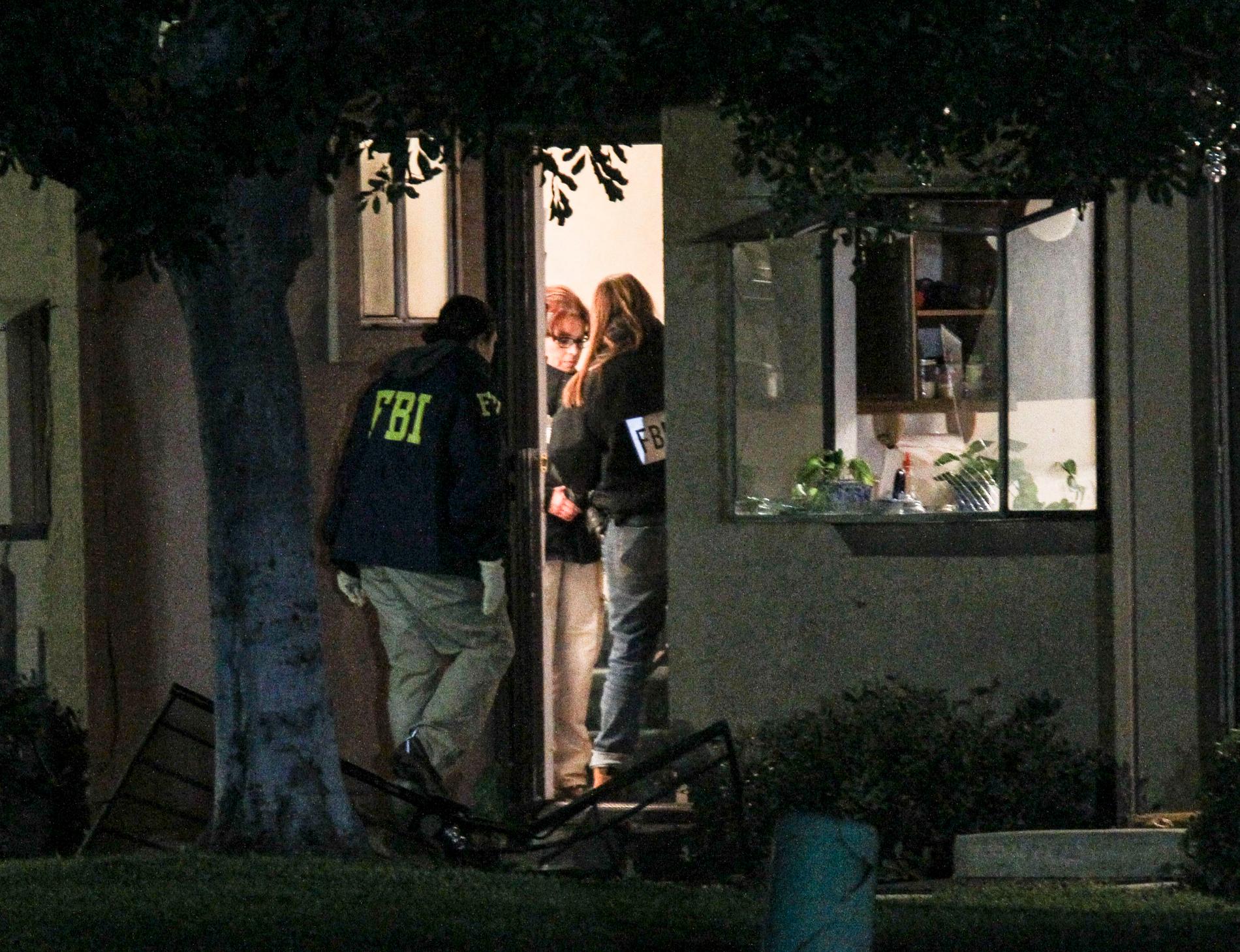 FBI-agenter undersöker ett hus som sätts i samband med de misstänkta för skjutningen.