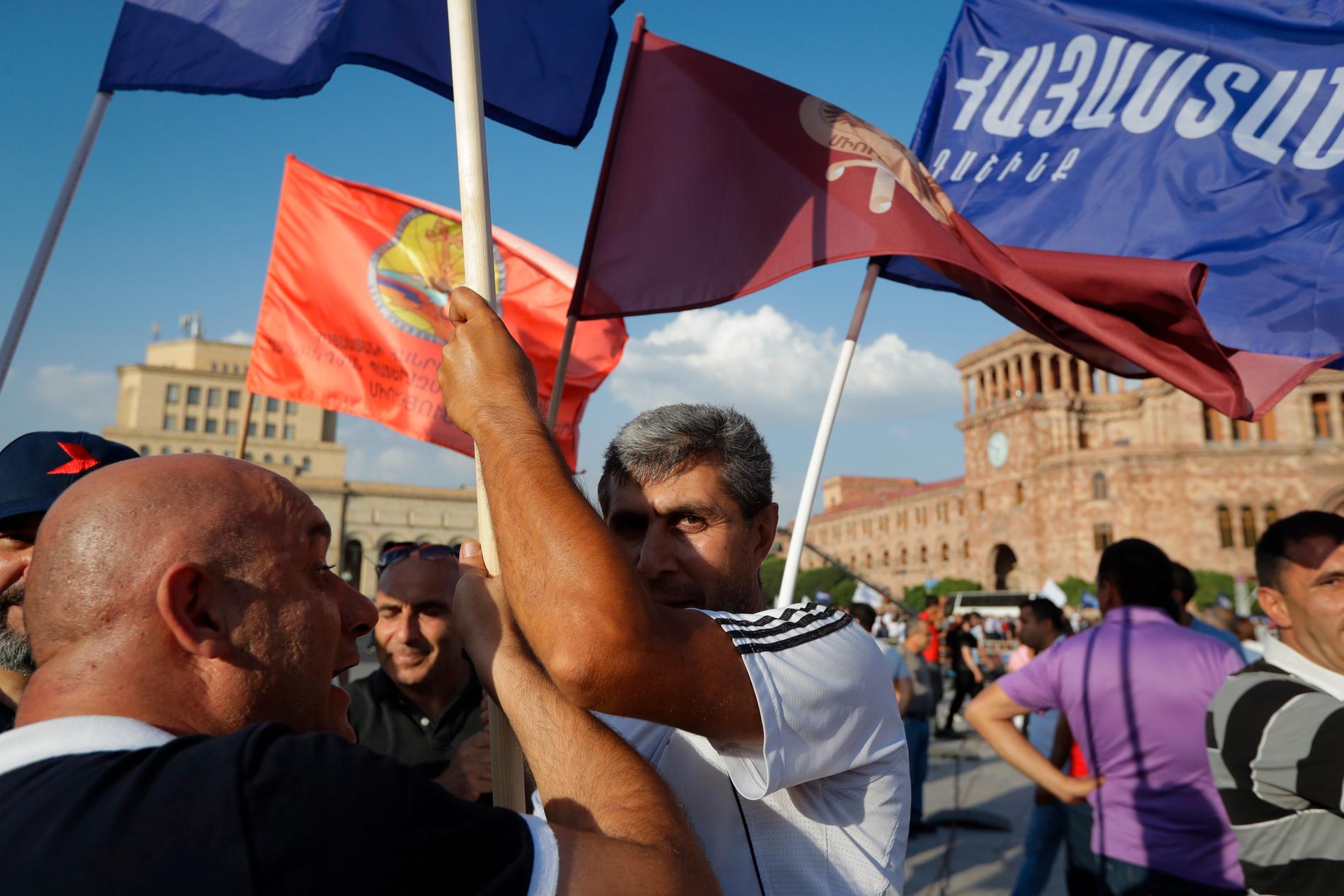 Anhängare till den tidigare presidenten Robert Kotjarjan vid fredagens demonstration i Jerevan.