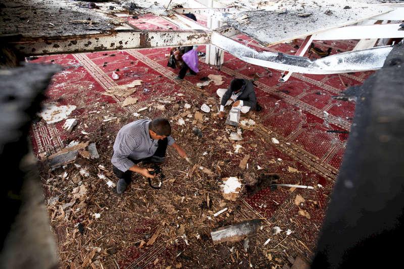 Minst 140 människor dödades när två moskéer attackerades av självmordsbombare i Jemens huvudstad Sanaa.