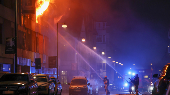 Människor som evakuerats samlades på gatan i natten. 