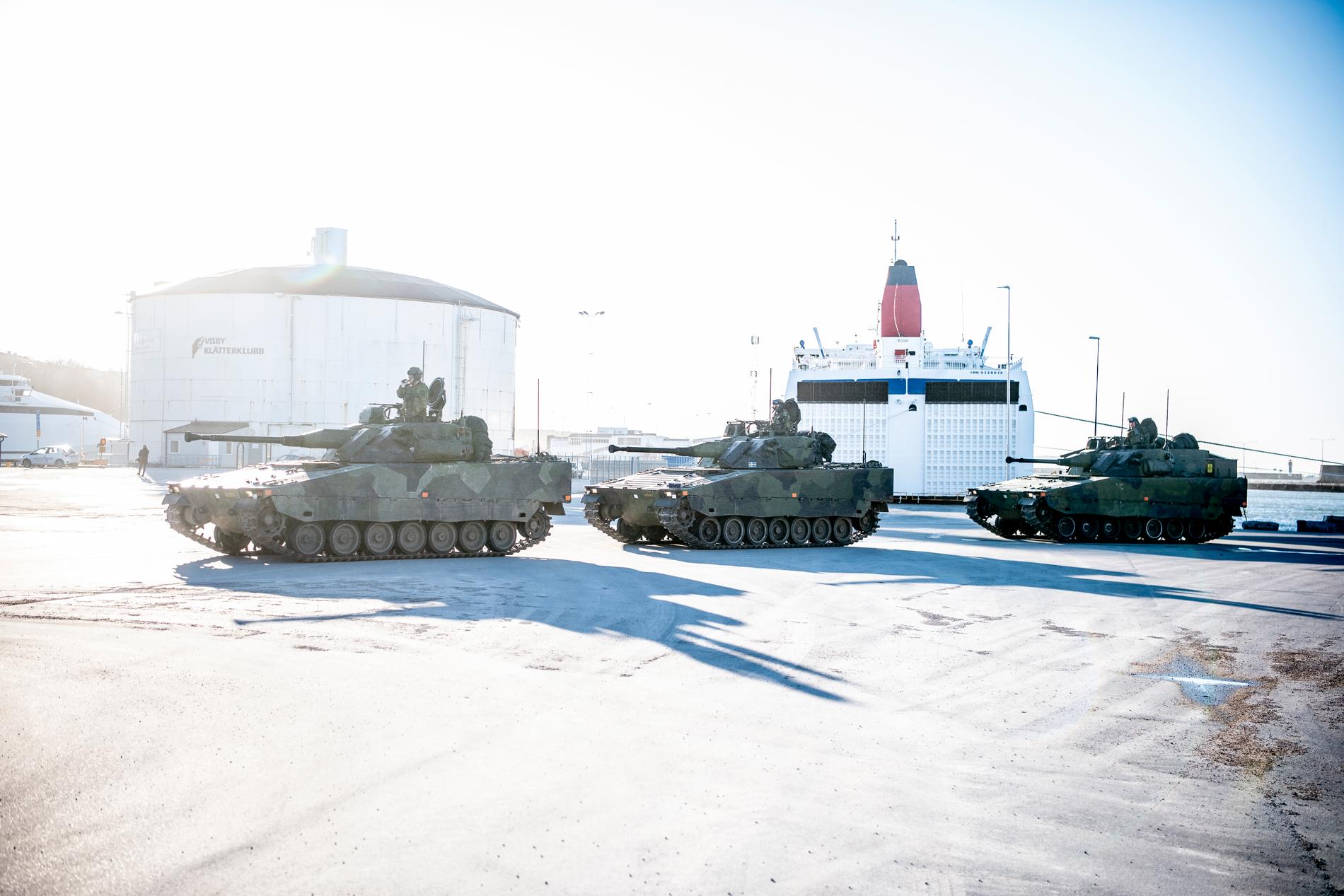 ”Själva vitsen med att dagtid låta stridsvagnar rulla på Gotland är att alla ska se det”, skriver Wolfgang Hansson. 