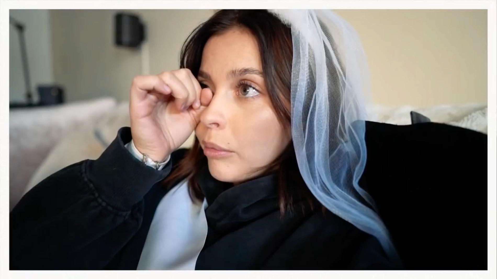 Nicole Falciani i tårar över de förstörda bröllopsplanerna på sin Youtube-kanal.
