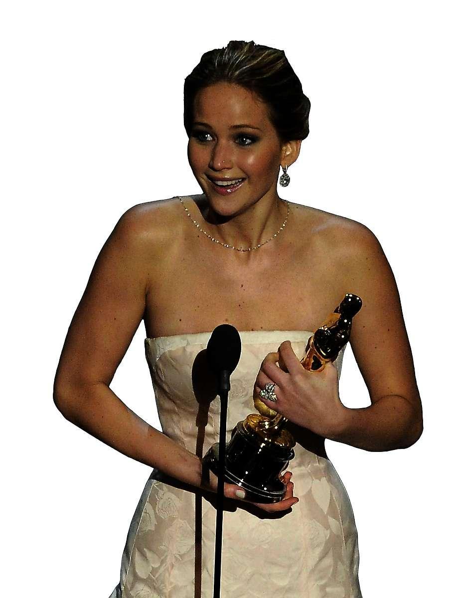 Jennifer Lawrence tar emot sin Oscar för ”Du gör mig galen!”.