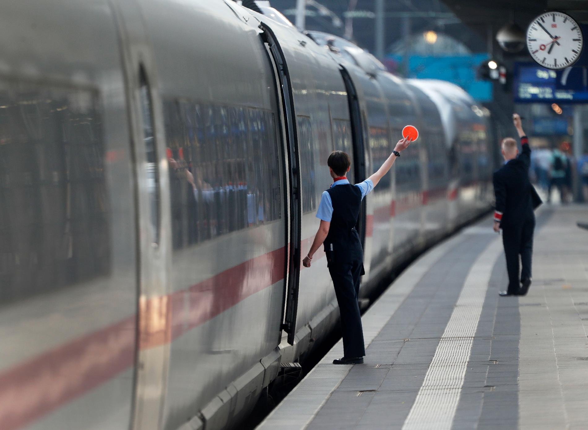Blir det någonsin dags för avgång för snabbare svenska tåg? Här ska just ett höghastighetståg av typen ICE avgå i Frankfurt. Arkivbild.