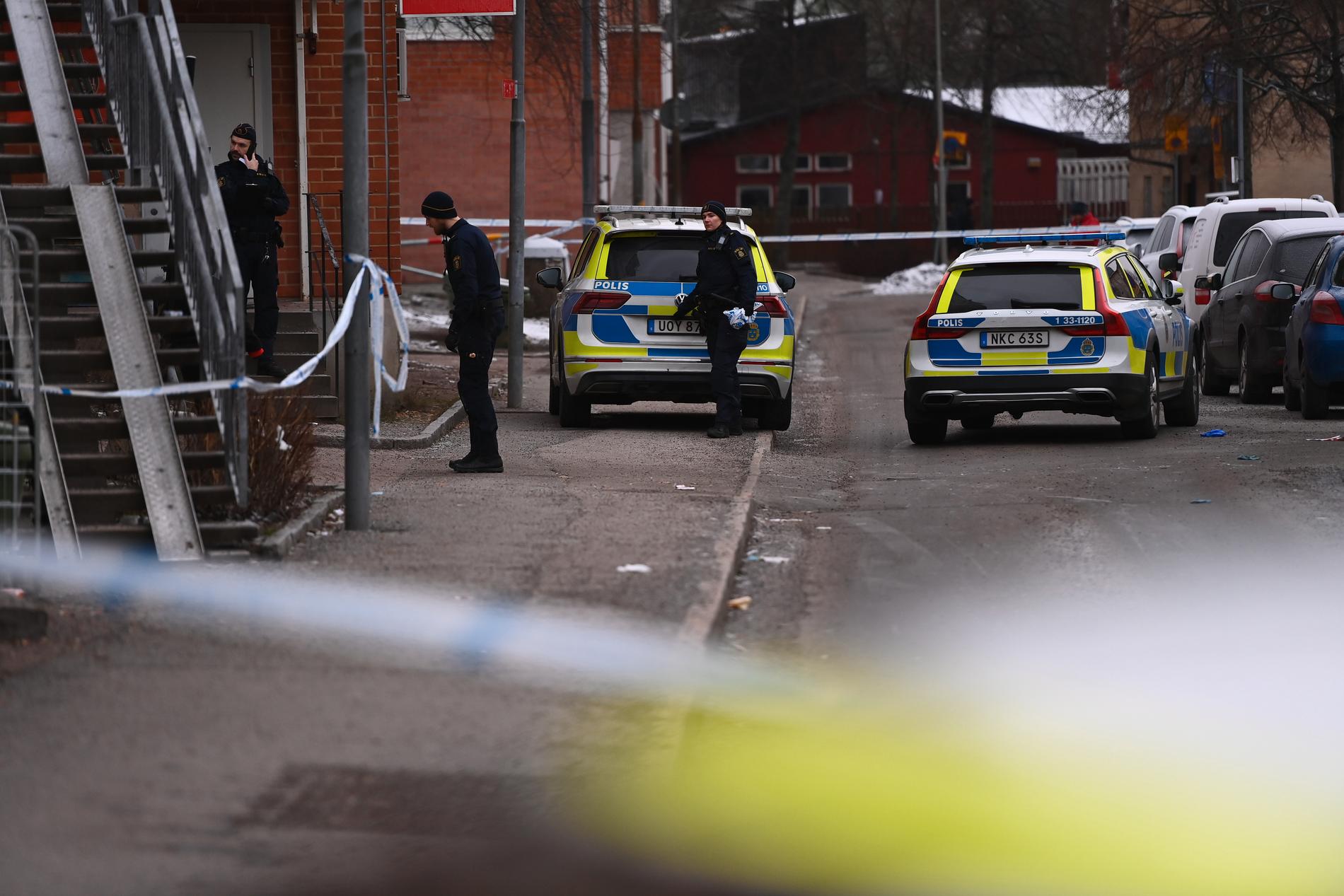 Polis på plats i Rinkeby på juldagsmorgonen.