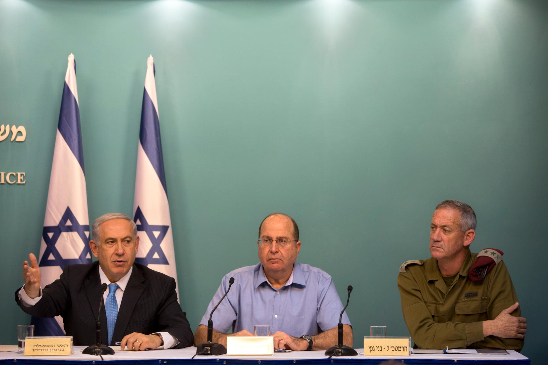 Israels premiärminister Benjamin Netanyahu (längst till vänster) med den dåvarande överbefälhavaren Benny Gantz (längst till höger) 2014.